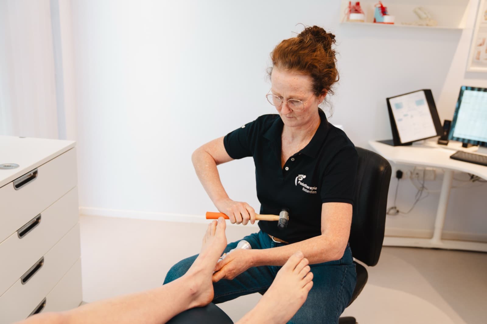 Podotherapeut behandelt de voorvoet van een patiënt met hallux valgus