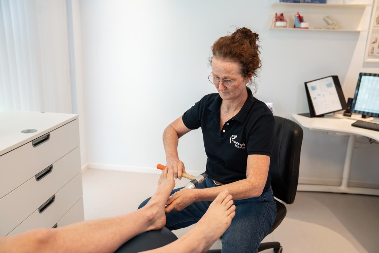 Podotherapeut geeft podomanuele therapie aan de voet van een patiënt