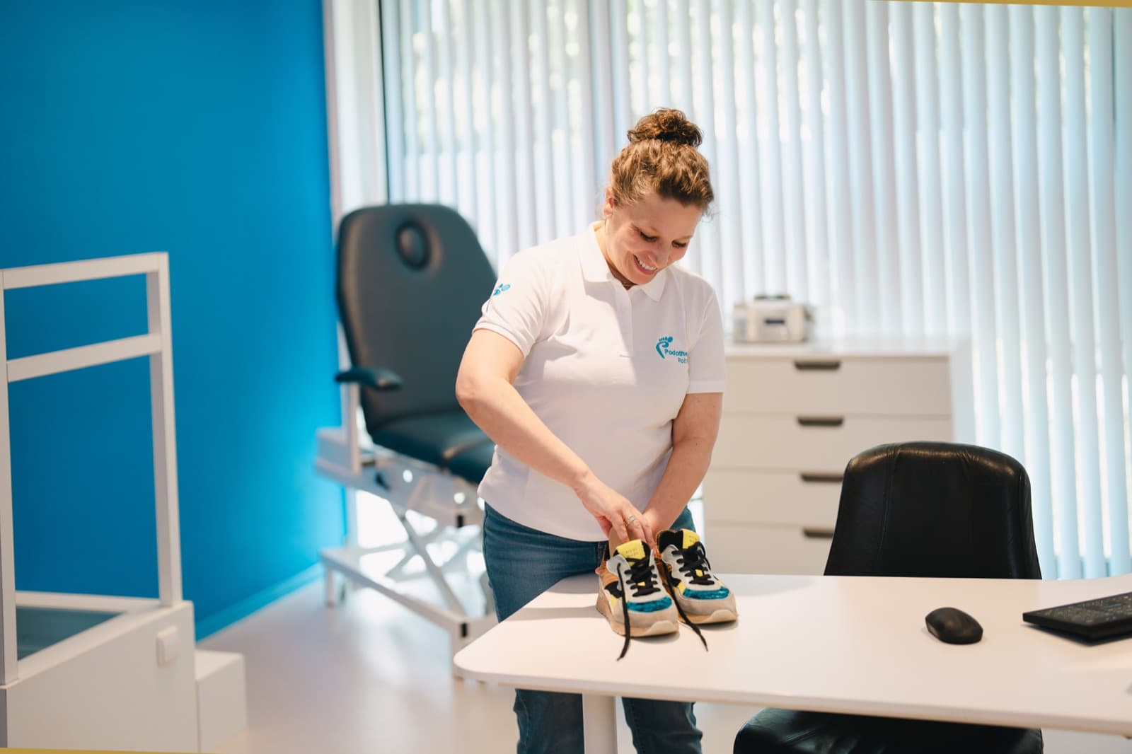 Podotherapeut beoordeelt de sportschoenen van een patiënt
